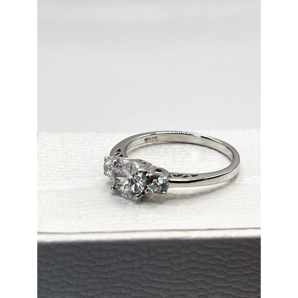 ESTATE 3-STONE CUBIC ZIRCONIA STERLING RING, SIZE 8 - Picture 4 of 6